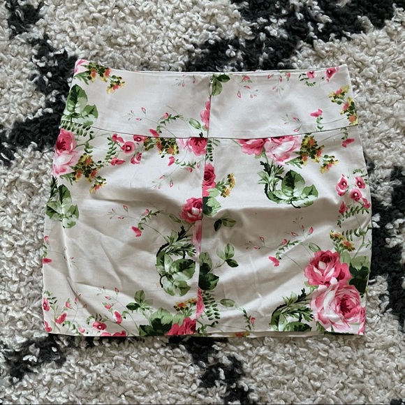 Floral mini skirt - Picture 2 of 3